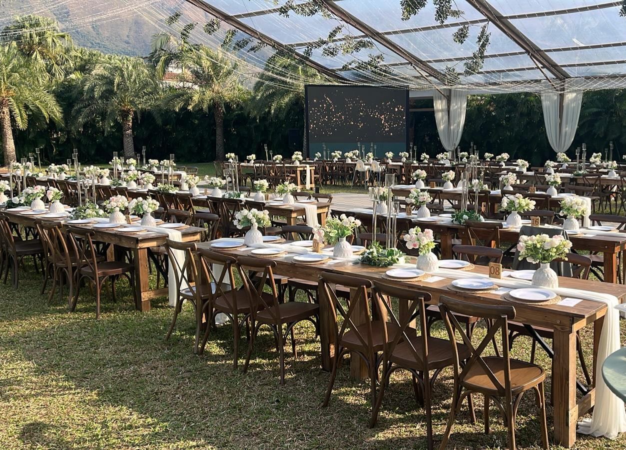 Simply long wood tables for a western styled reception at GREEN HOUSE 全木枱適合西式婚宴