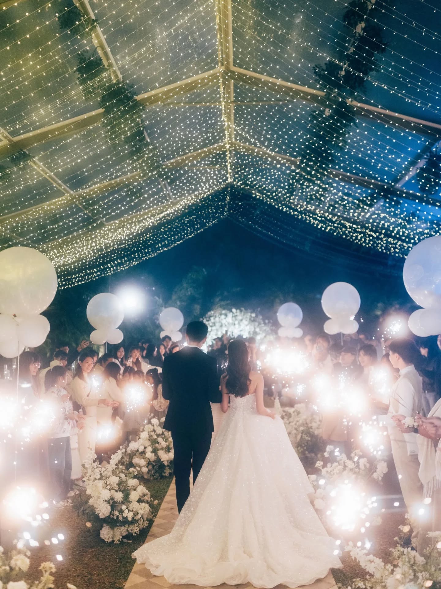 💛Congratulations to Carol & Cheng 夜晚又是另一種感覺，在閃爍光芒下✨見證你們的重要時刻，又浪漫又感動💕💯 ………………………… (1)