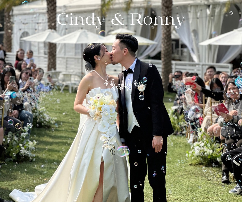 謝謝Cindy & Ronny在White Barn示範最靚的Match in😘😘😘 點先影到靚相TIPS
1. 近中間的親友們最好收起手機
2. 泡泡不能太多，太多會遮住臉
3. 新人要在佳位置停下