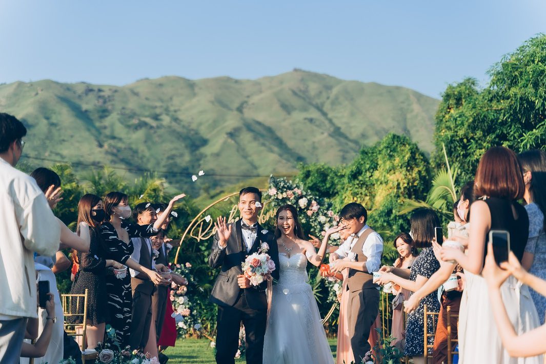 Say the vow before the 🏔 山景之下的婚禮 全港最大型戶外場地
供愛寵人士舉行活動
largest outdoor venue for e (1)