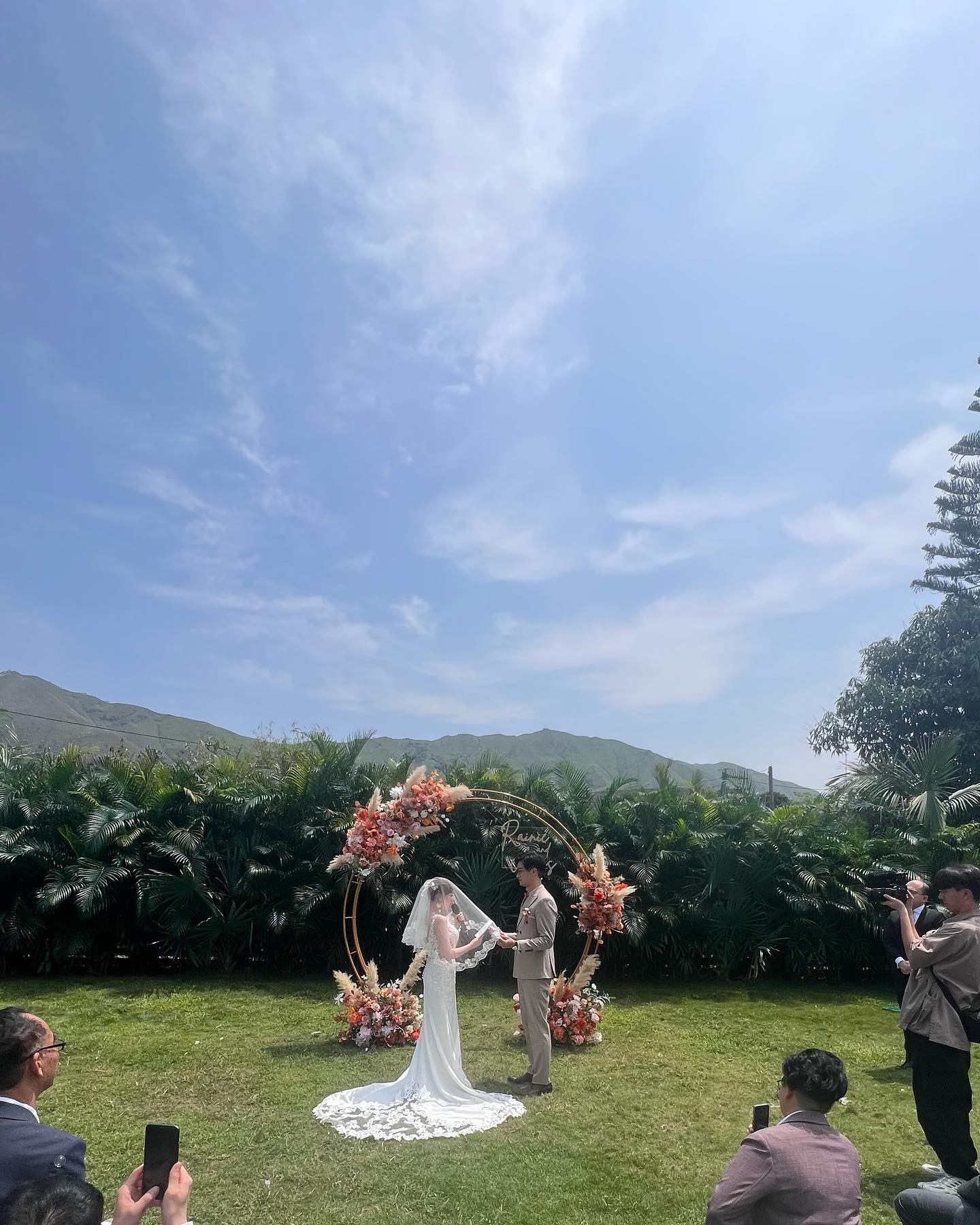 在White Barn 於4月30日午場iPhone 手機直出的相片，天然景色優美，恭喜相片內一對登對的新人 Rainnie & Amos
