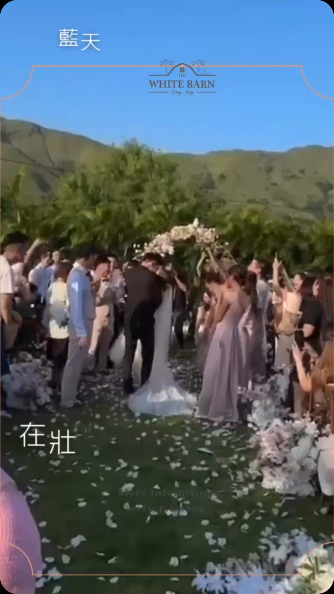 在藍天白雲的 White barn 舉行浪漫戶外婚禮，在壯麗山景的見證下，許下最真摯的誓言。 我們一起聽她說出「我願意」。