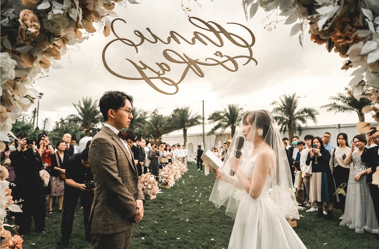 在藍天白雲下舉行浪漫婚禮，聽Annie說出「我願意」。 Congratulations to Annie & Jay @raytsangphotography @fungshanofficial