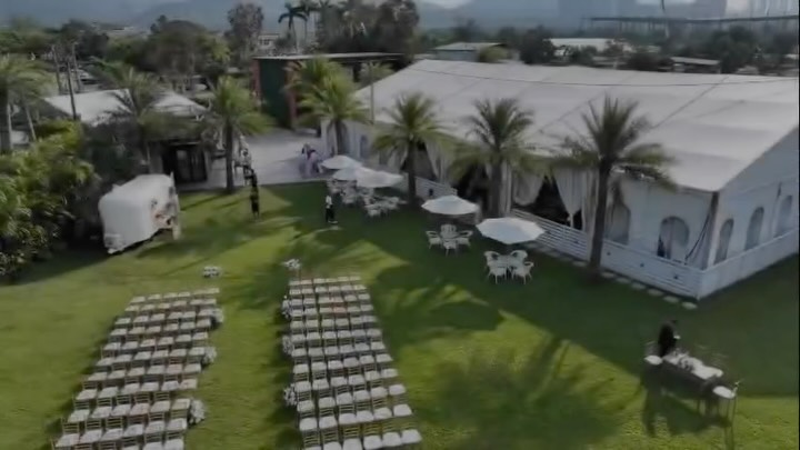 [婚禮場地］
合法可容納400人場地｜優質真草地
特高樓底帳篷｜30人專業團隊
連續3年星級婚禮特色場地 自設廚房|15年戶外婚禮經驗
🎖完善管理 草地常綠 設施悠新
🎖員工經驗豐富 無懼任何天氣突發