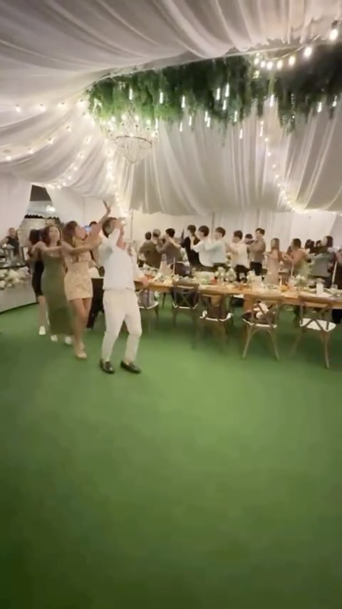Congratulations to Harriet & Andy 群山為證 · 盛宴同歡
晚宴在豪華婚禮帳篷內，與賓客舉杯共舞。 我們為您呈現：
✅ 可容納全體賓客的寬敞帳篷
✅ 華麗佈置特高空間
